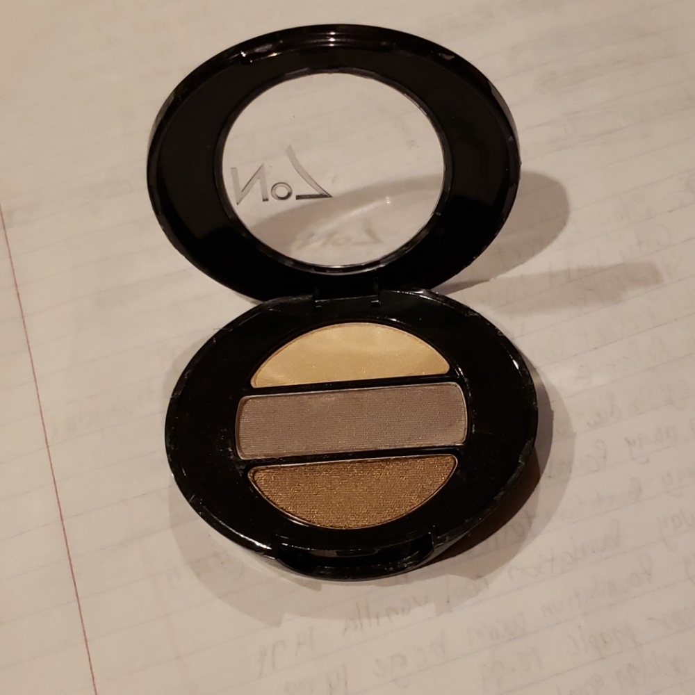 Stay perfect trio eyeshadow pallete